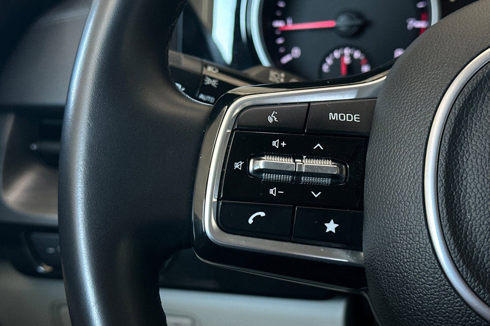 Used 2023 Kia Carnival EX image 28