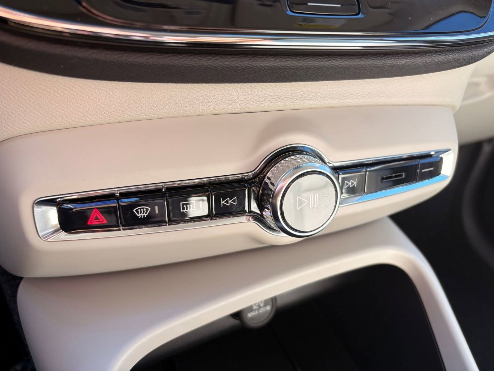 New 2026 Volvo XC40 B4 Plus w/ Climate Package image 20