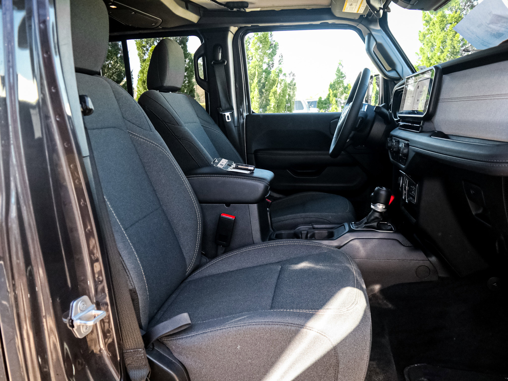 Used 2025 Jeep Wrangler Sahara image 31