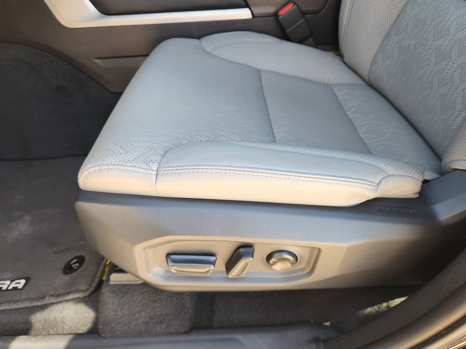 Used 2025 Toyota Tundra Limited image 24