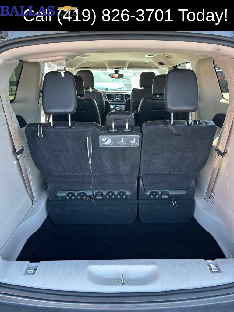 Used 2019 Chrysler Pacifica Touring-L FWD image 19