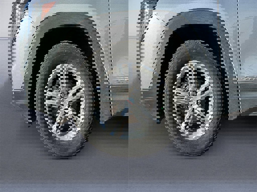 Used 2023 GMC Terrain SLE w/ Driver Convenience Package image 14