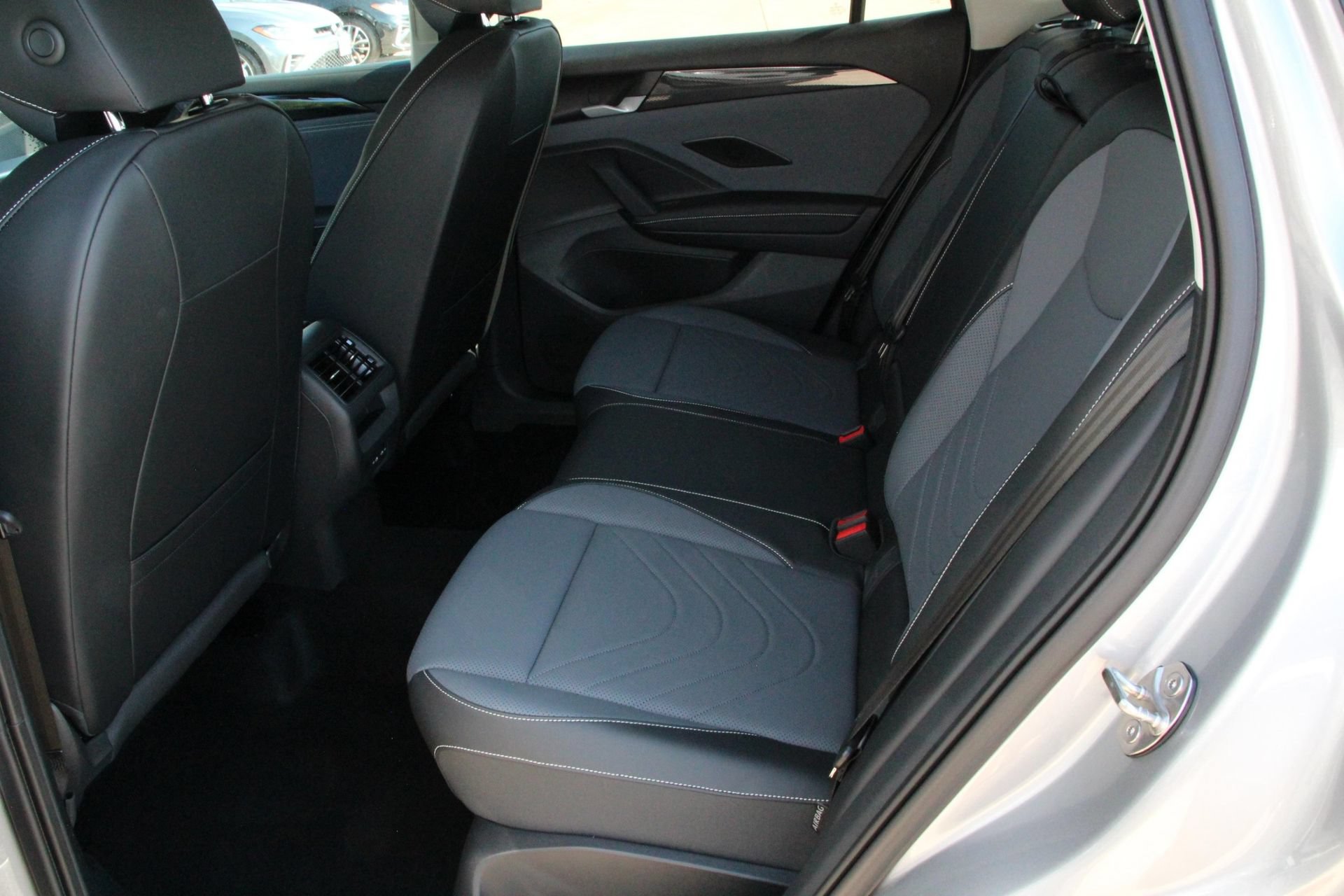 Certified 2025 Volkswagen Tiguan SE FWD image 17