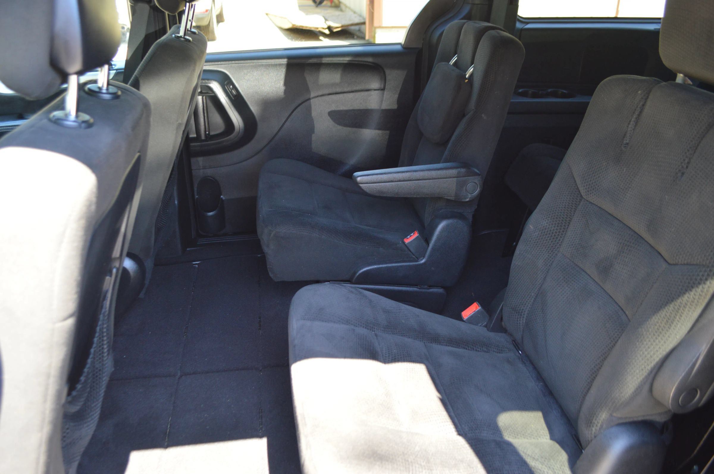 Used 2016 Dodge Grand Caravan SXT w/ UConnect Hands-Free Group FWD image 17
