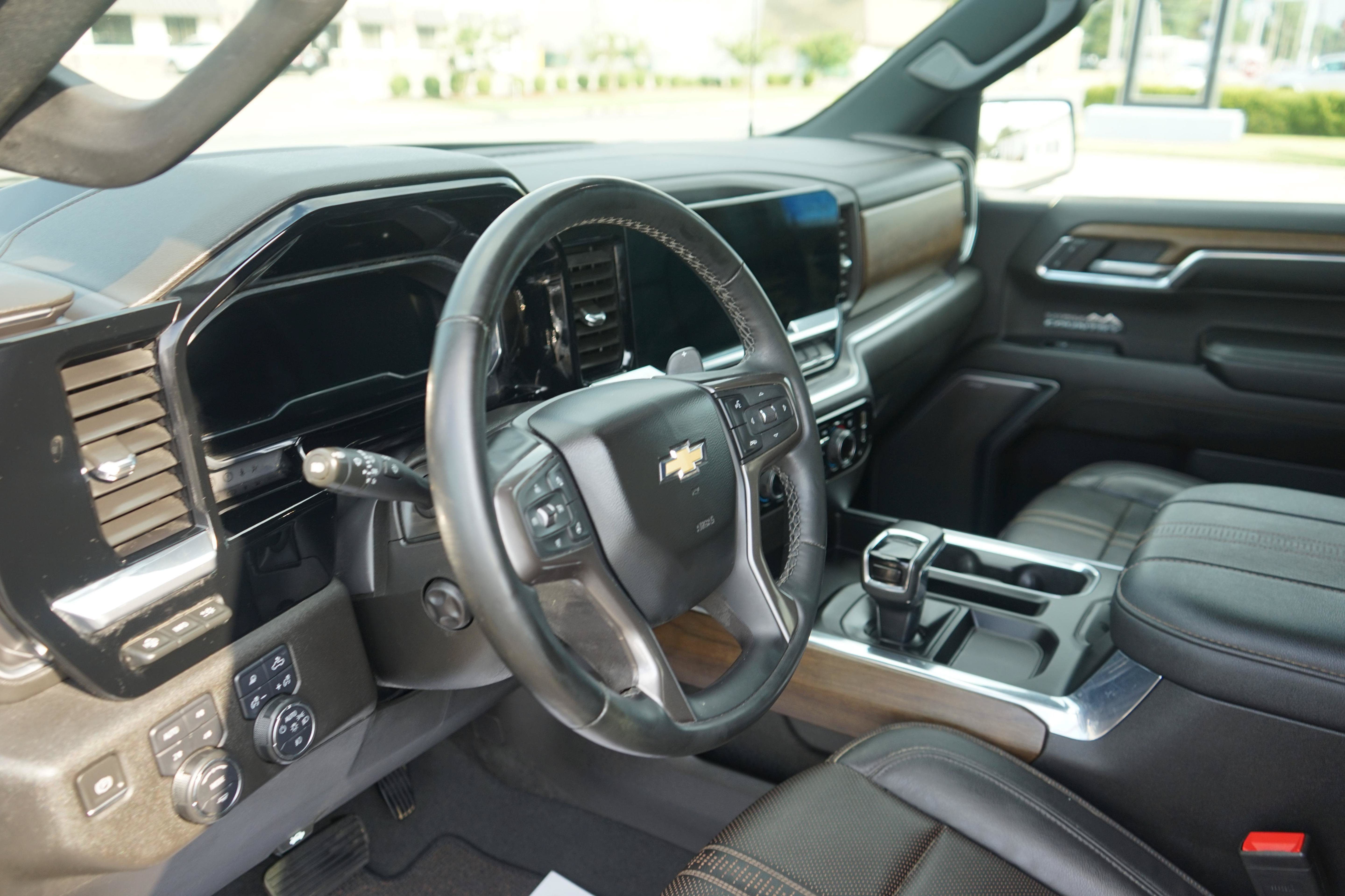 Used 2024 Chevrolet Silverado 1500 High Country w/ Technology Package AWD/4WD image 10