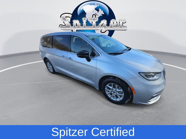 Used 2024 Chrysler Pacifica Touring-L image 2