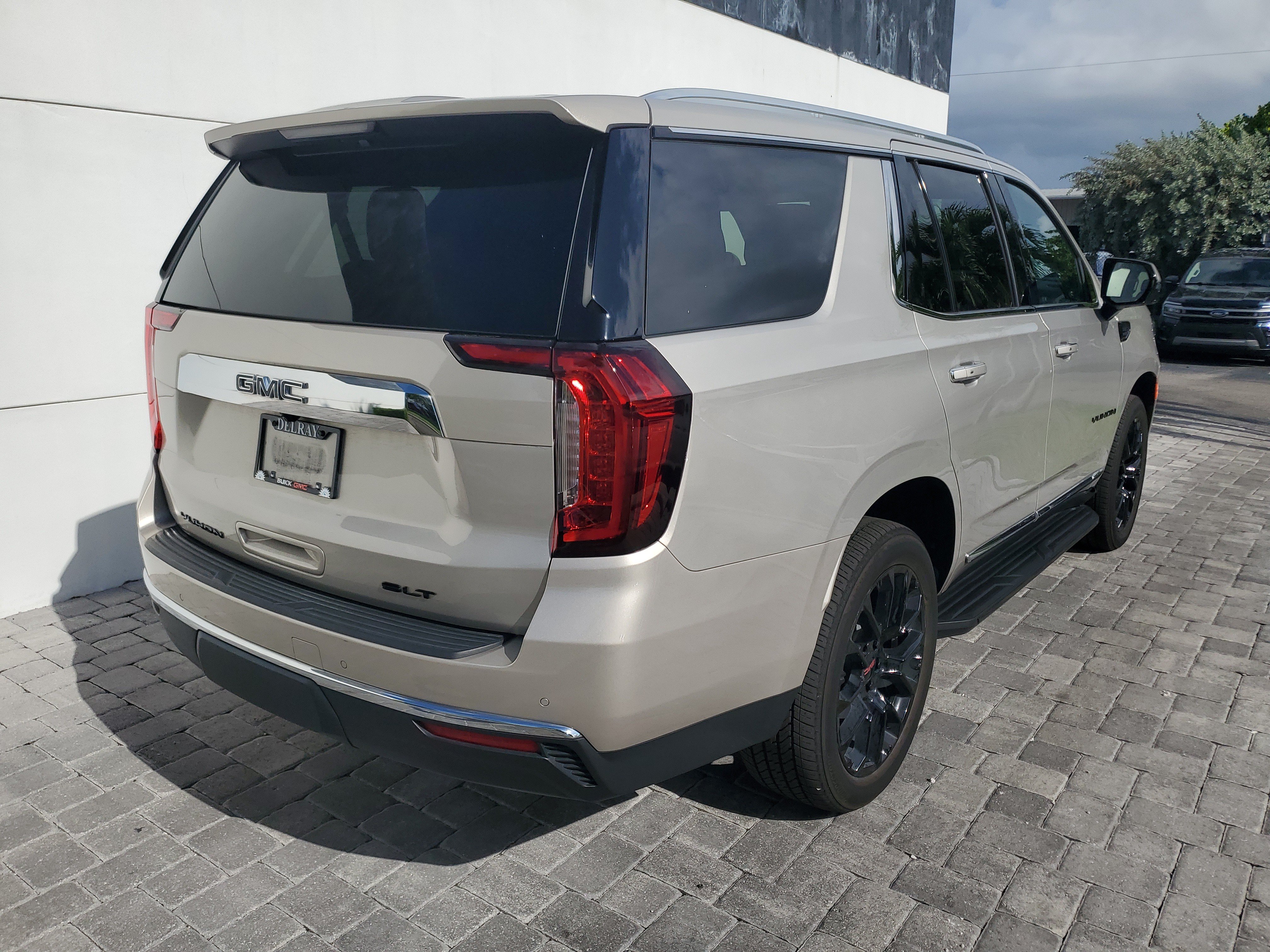Used 2024 GMC Yukon SLT w/ SLT Luxury Package RWD image 6