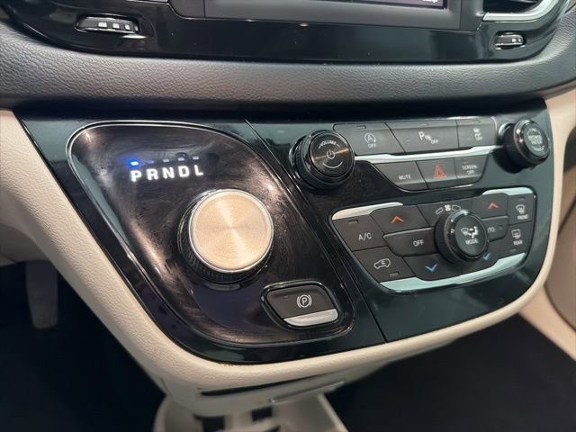 Used 2019 Chrysler Pacifica Touring-L image 23