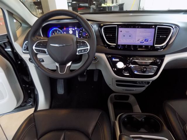Used 2024 Chrysler Pacifica Touring-L image 11