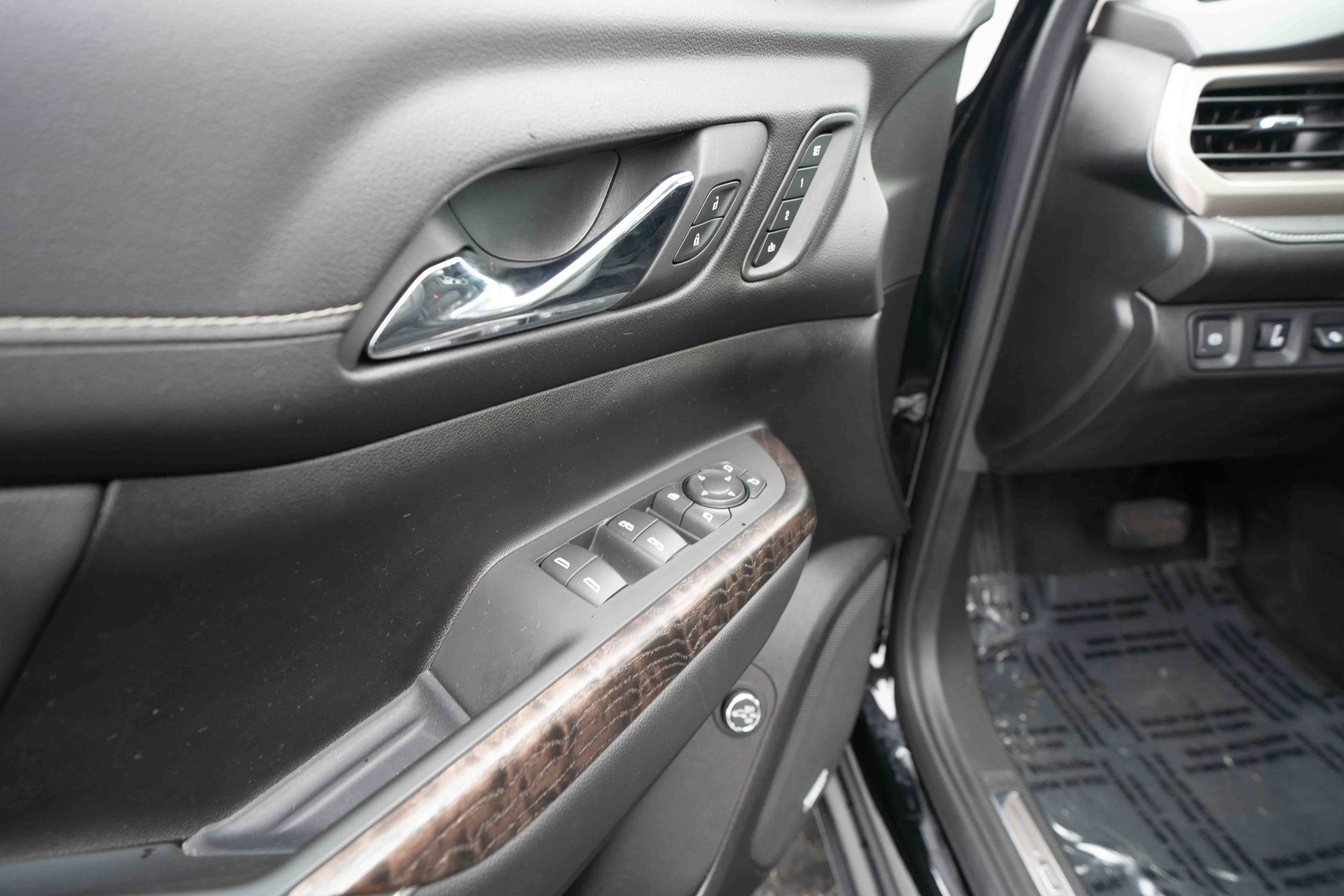 Used 2023 GMC Acadia Denali w/ Denali Ultimate Package AWD/4WD image 7