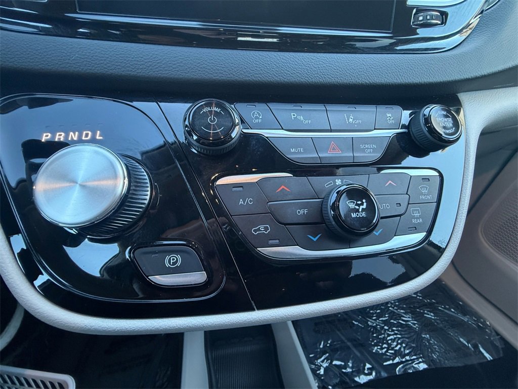 Used 2024 Chrysler Pacifica Touring-L image 25