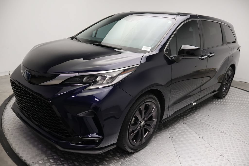 Certified 2024 Toyota Sienna XSE FWD image 2