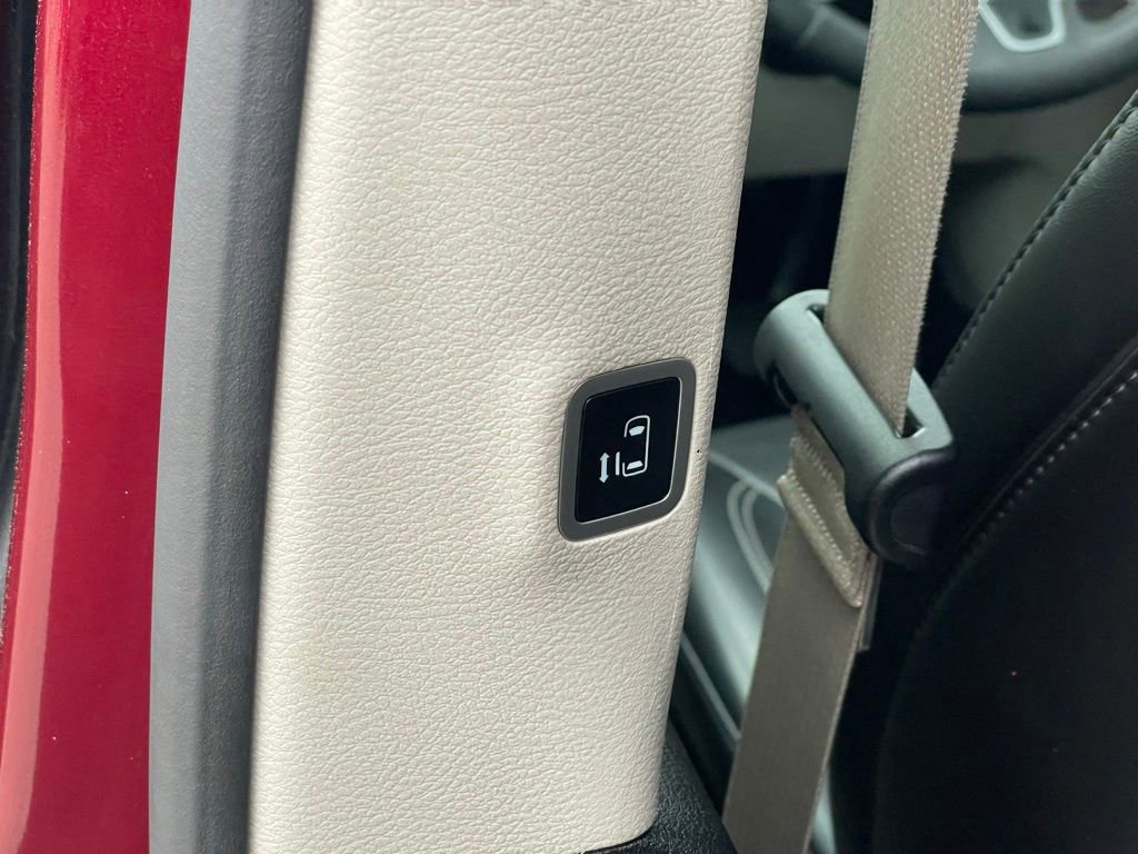 Used 2023 Chrysler Pacifica Touring-L image 15