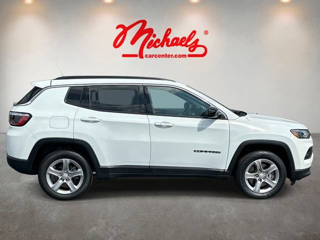 Used 2024 Jeep Compass Latitude AWD/4WD image 2