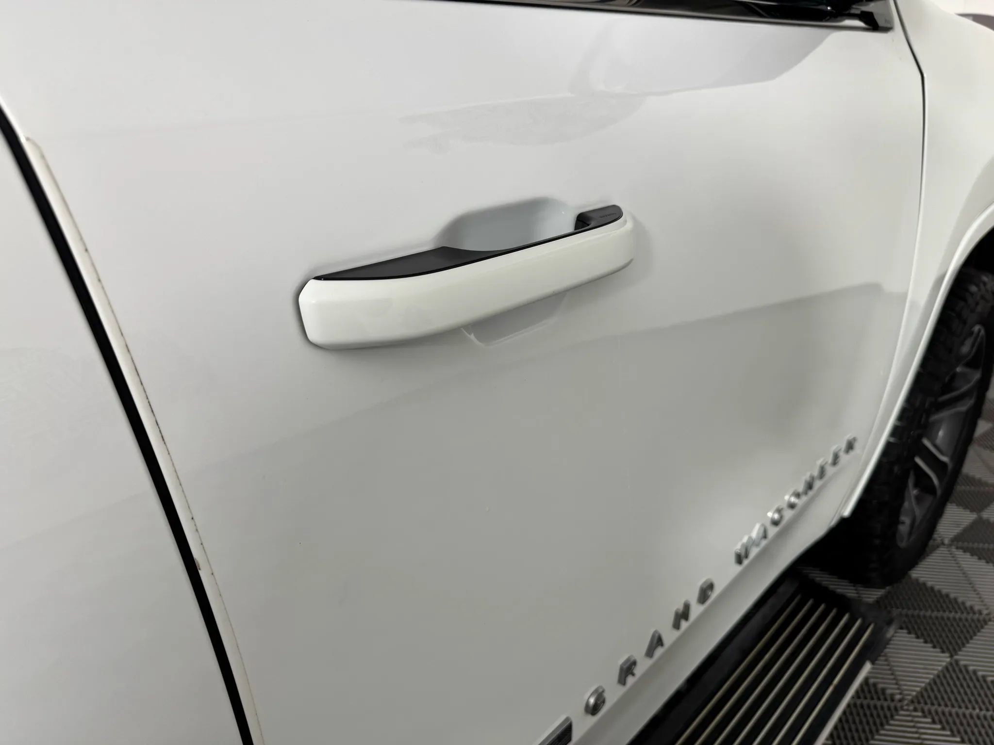 Used 2023 Jeep Grand Wagoneer 4WD w/ Flexible Seating Group image 31