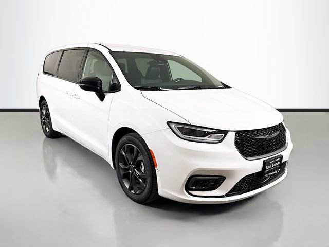 New 2026 Chrysler Pacifica Select