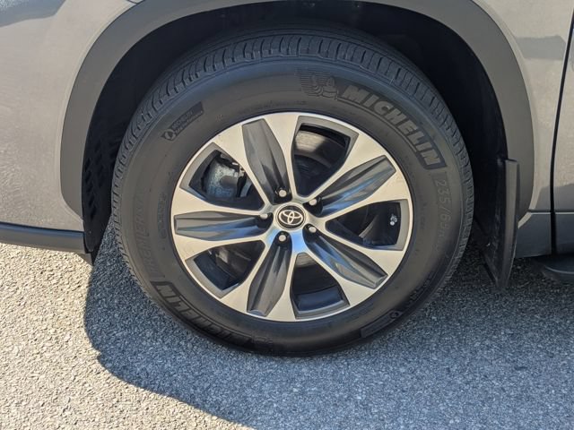 Used 2024 Toyota Highlander XLE AWD/4WD image 14
