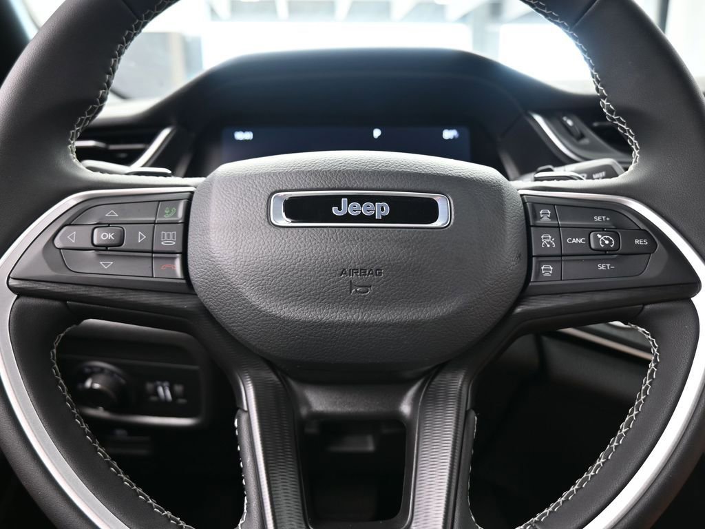 Used 2025 Jeep Grand Cherokee Laredo image 26