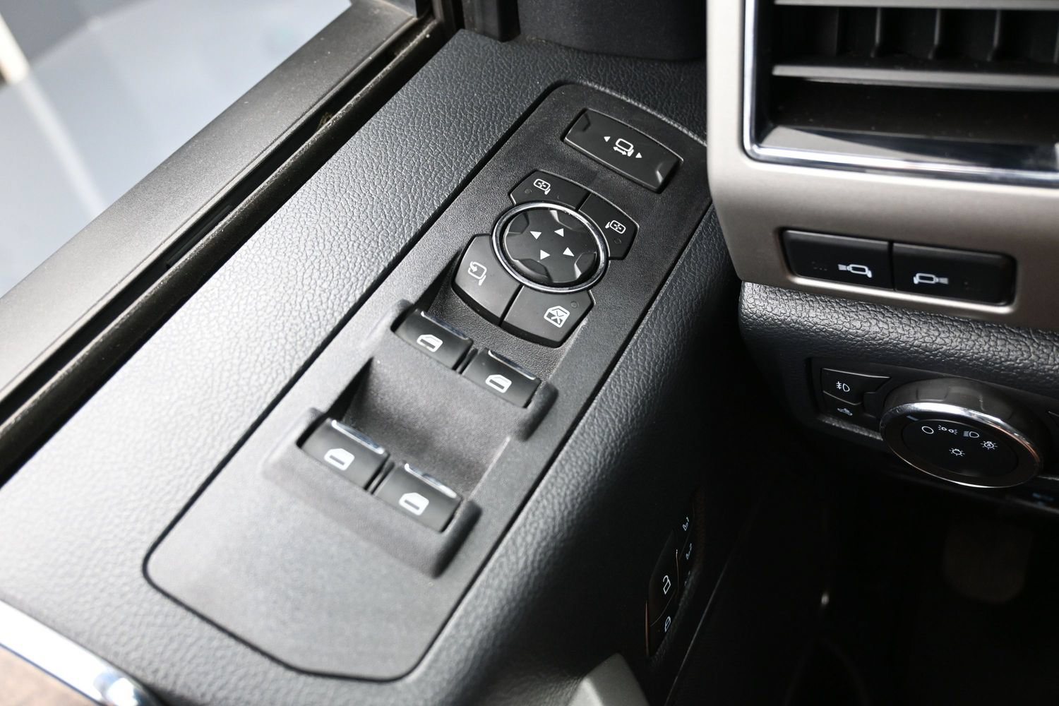Used 2022 Ford F250 Lariat w/ Tremor Off-Road Package AWD/4WD image 25