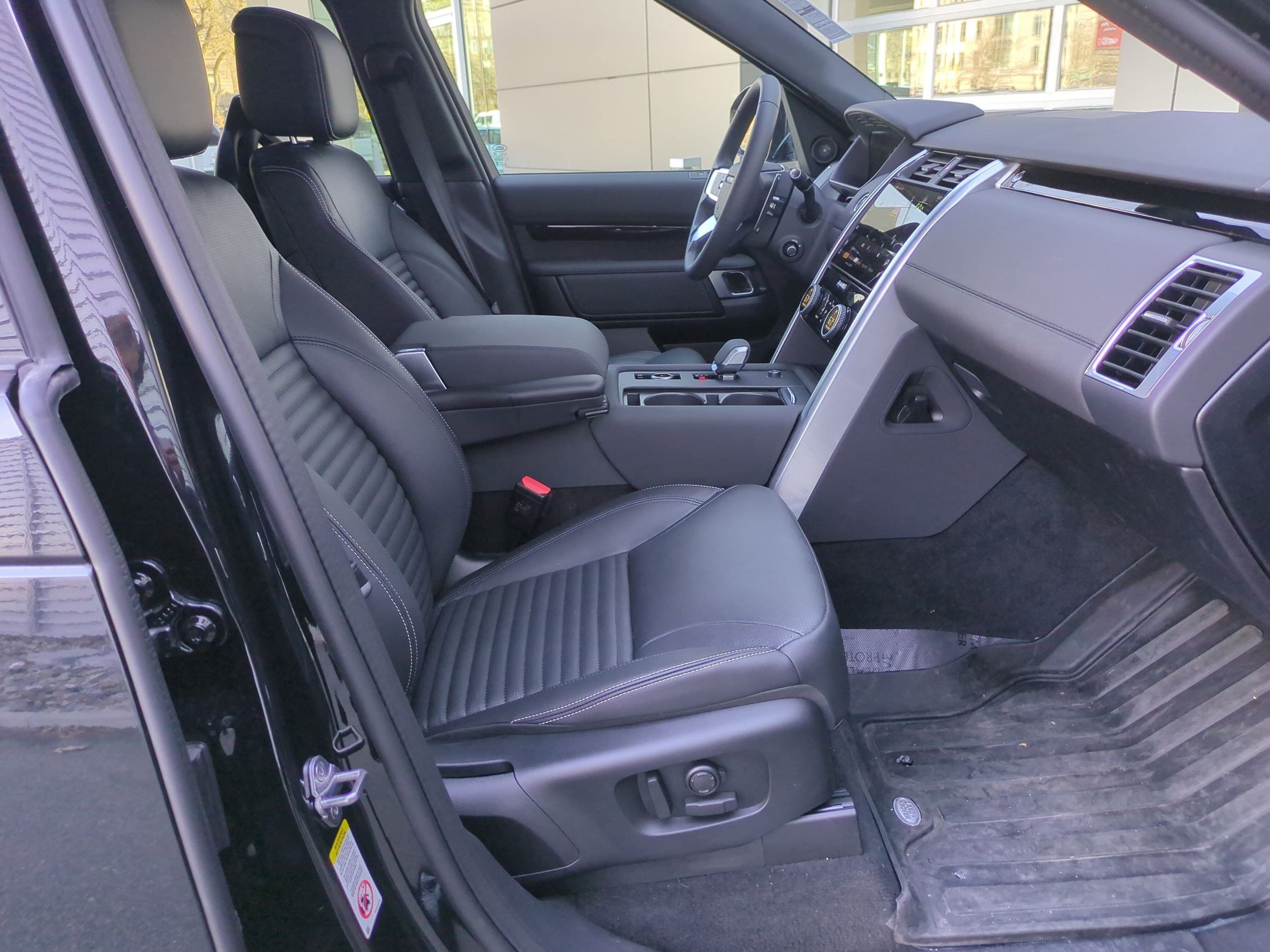 Used 2025 Land Rover Discovery S image 30