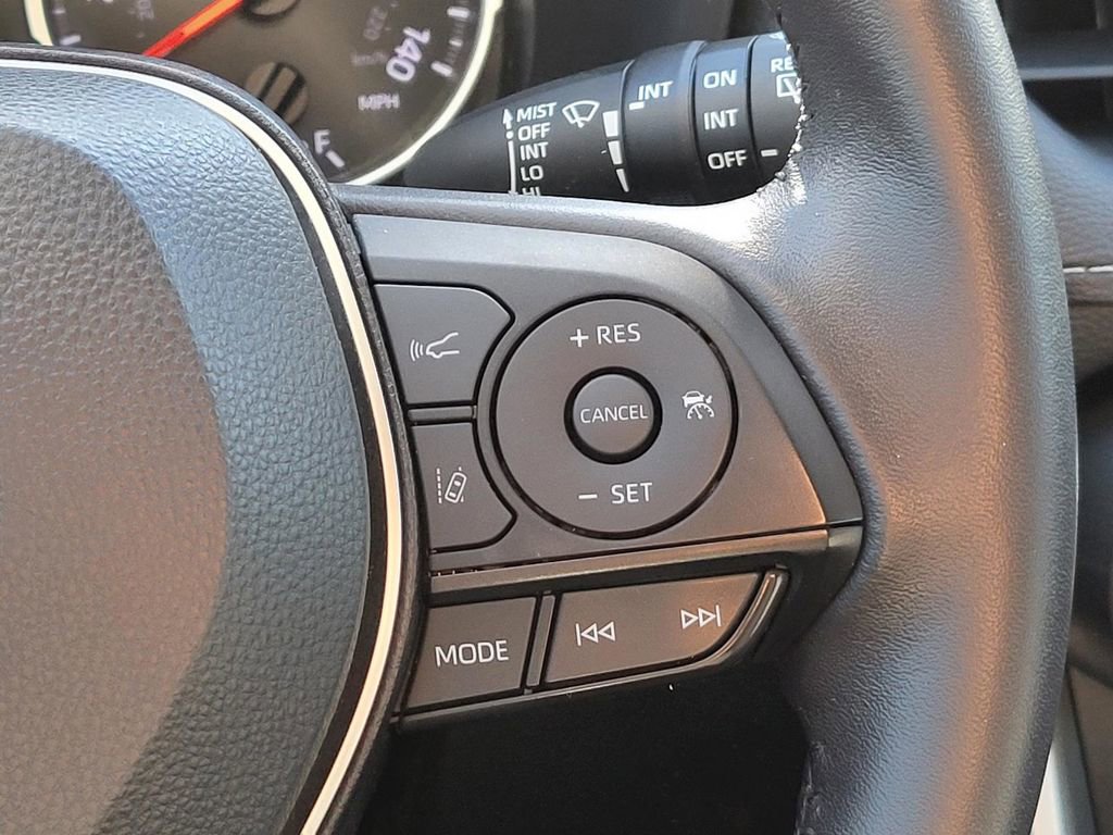 Used 2022 Toyota RAV4 XLE Premium image 31