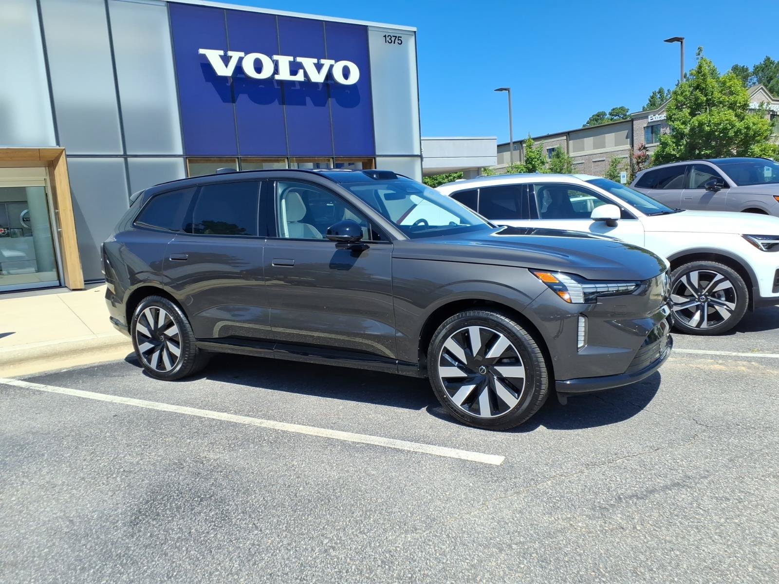 Used 2025 Volvo EX90 Ultra AWD/4WD image 2