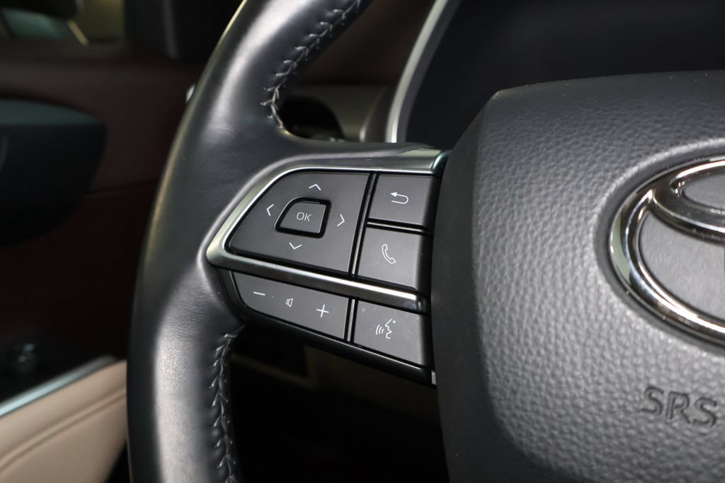 Used 2021 Toyota Highlander XLE AWD/4WD image 22