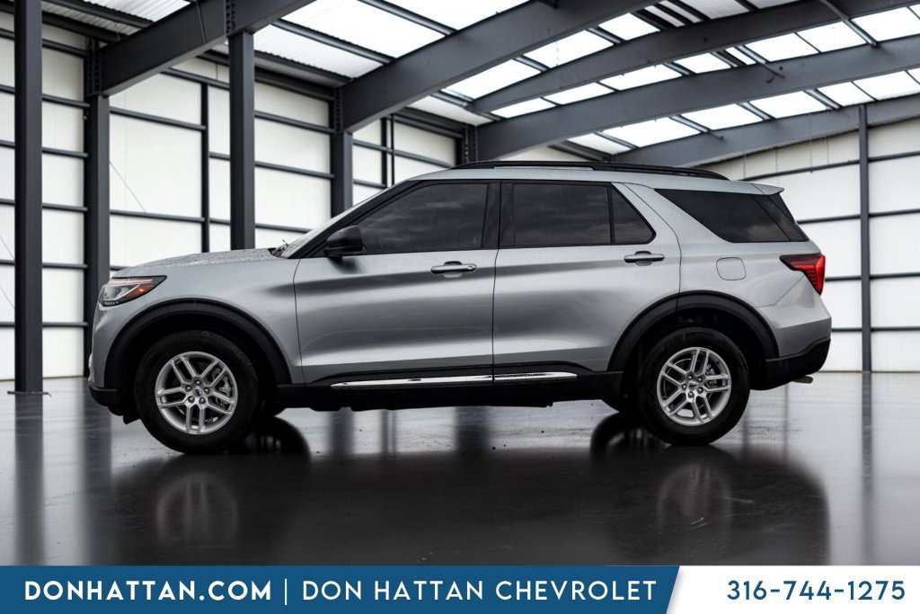 Used 2025 Ford Explorer Active AWD/4WD image 2