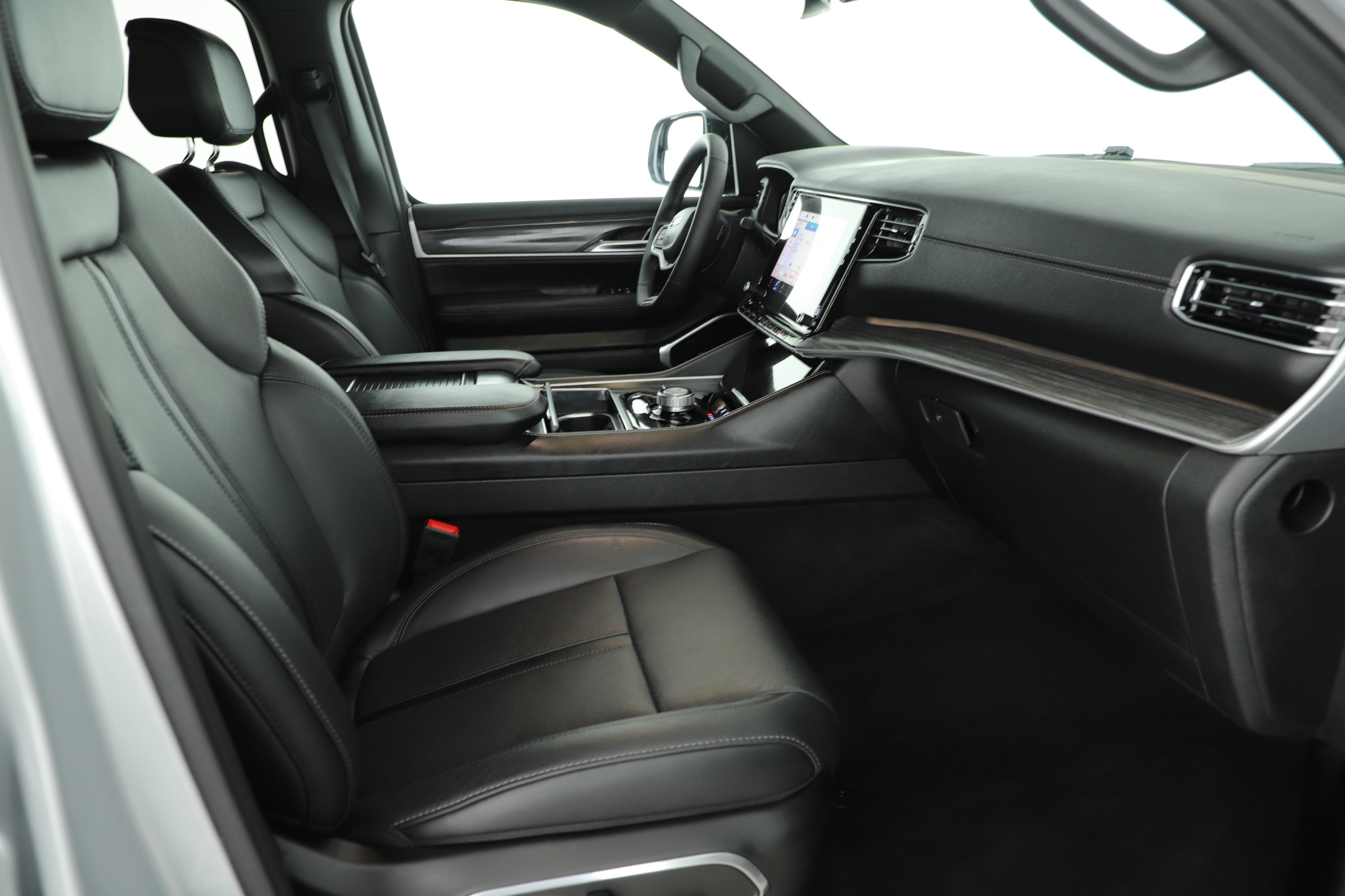 Used 2024 Jeep Wagoneer Series II w/ Flexible Seating Group image 7