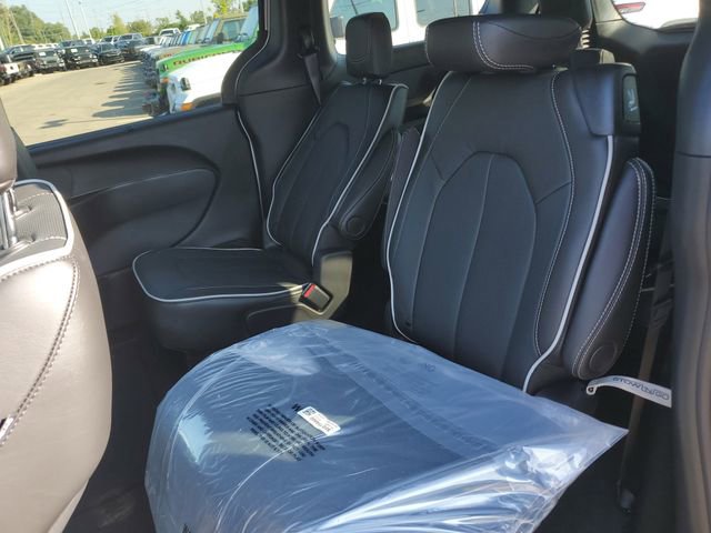 New 2026 Chrysler Pacifica Limited w/ S Appearance Package image 16