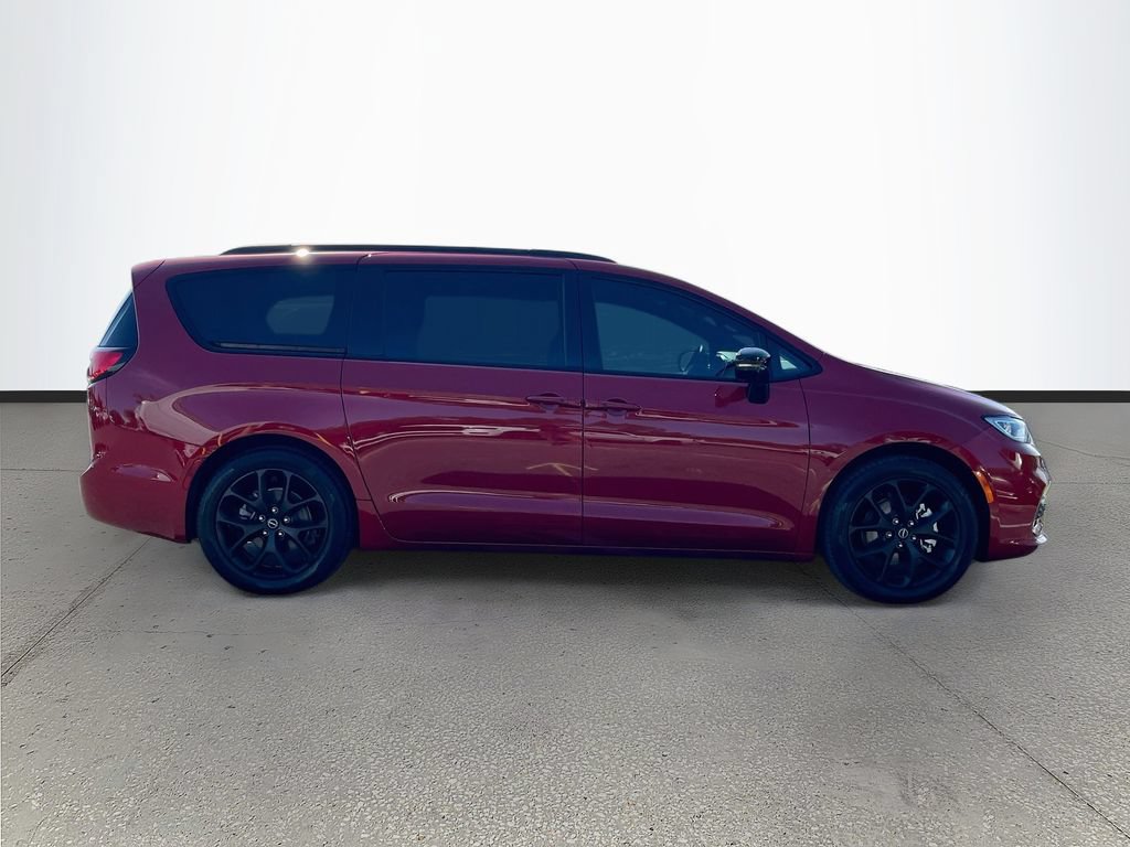 Certified 2026 Chrysler Pacifica Limited w/ S Appearance Package FWD image 8