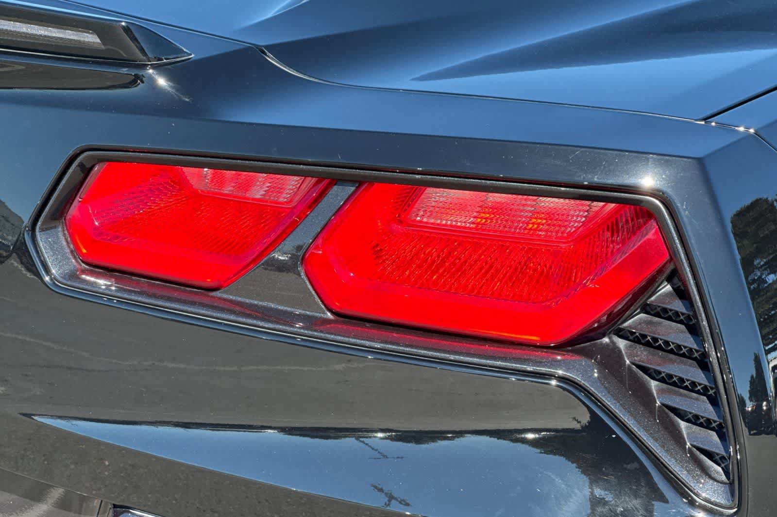 Used 2019 Chevrolet Corvette Stingray Coupe w/ Carbon Flash Badge Package RWD image 28