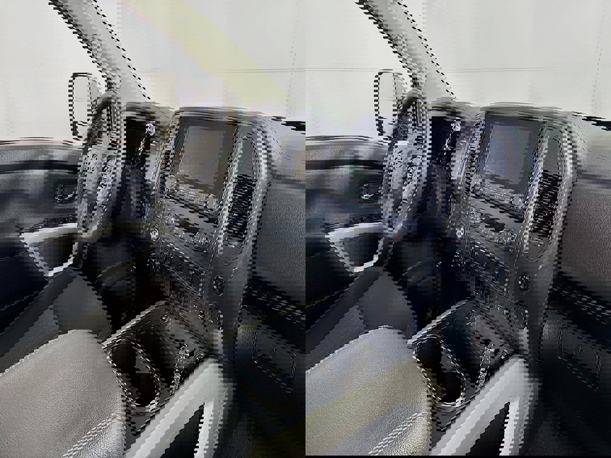 Used 2024 Nissan Titan SV w/ SV Convenience Package image 25