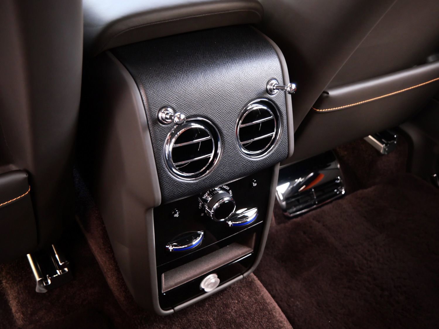 Certified 2022 Rolls-Royce Cullinan Black Badge AWD/4WD image 30
