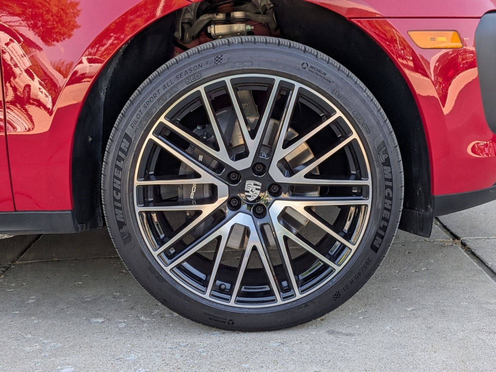 Certified 2025 Porsche Macan AWD/4WD image 29