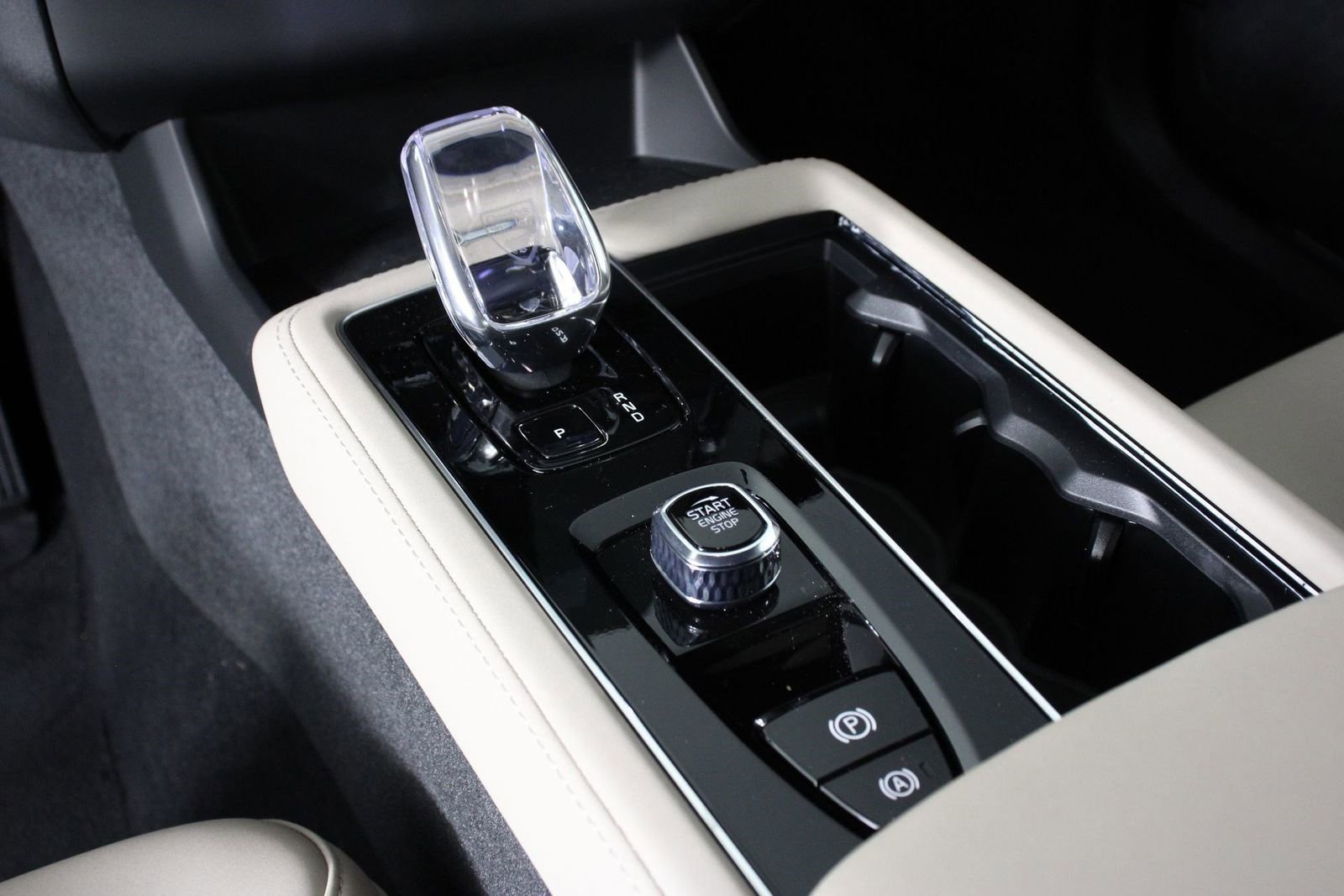 New 2026 Volvo XC90 T8 Plus w/ Protection Package Premier image 7