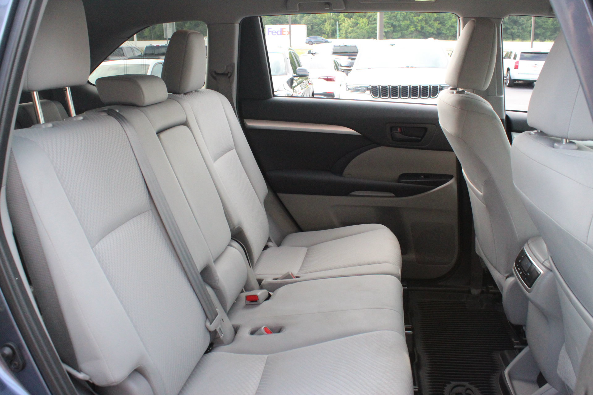 Used 2019 Toyota Highlander LE FWD image 30