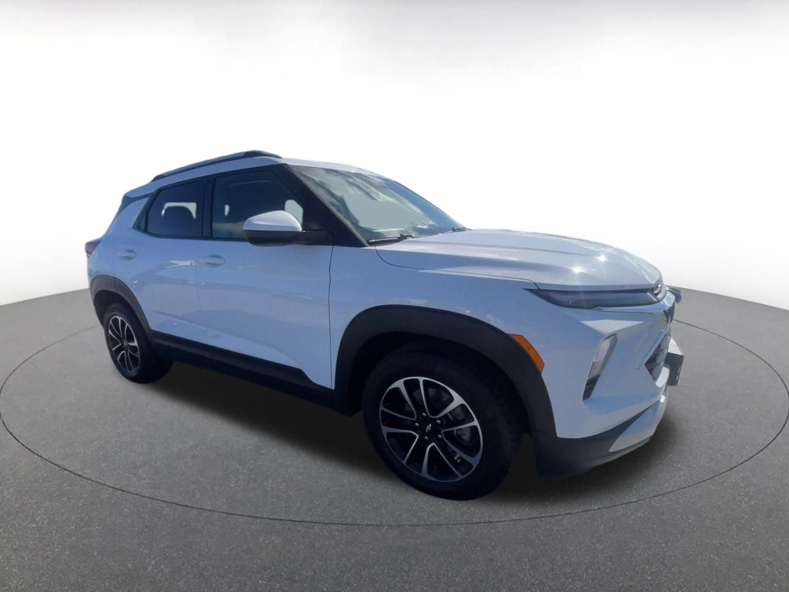 Used 2025 Chevrolet TrailBlazer LT image 2