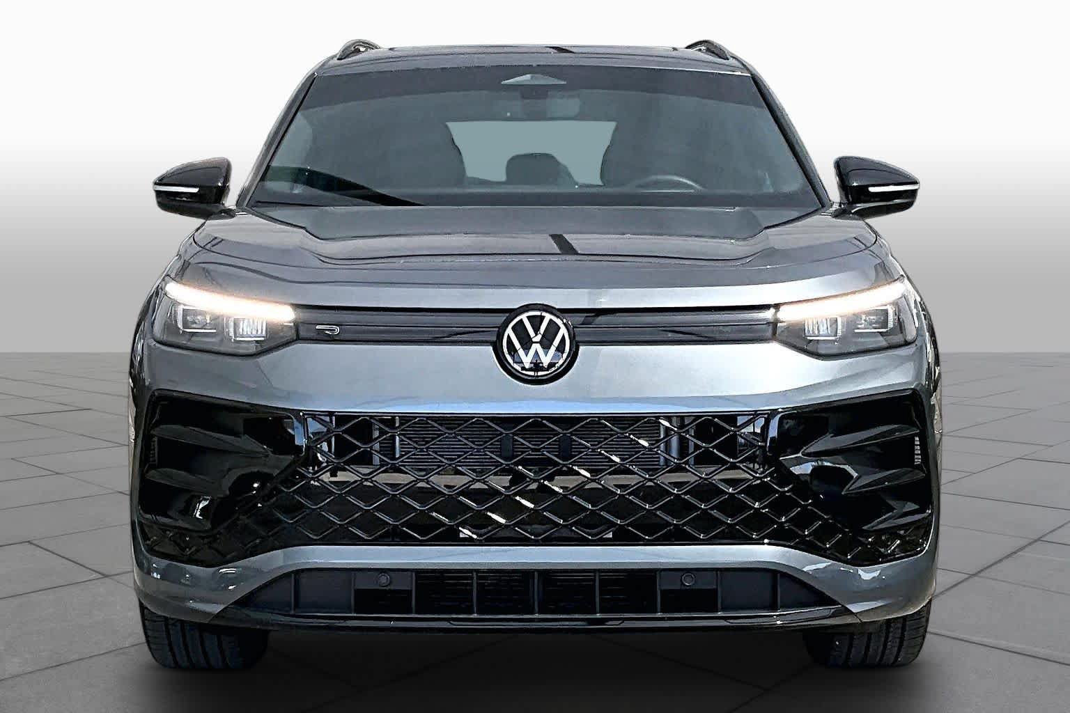 Used 2025 Volkswagen Tiguan SE R-Line FWD image 6