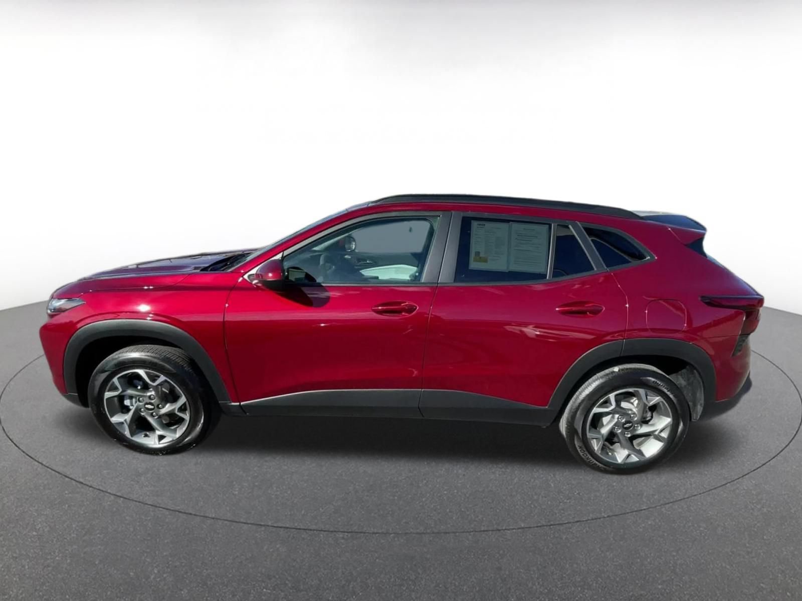 Used 2025 Chevrolet Trax LT FWD image 9