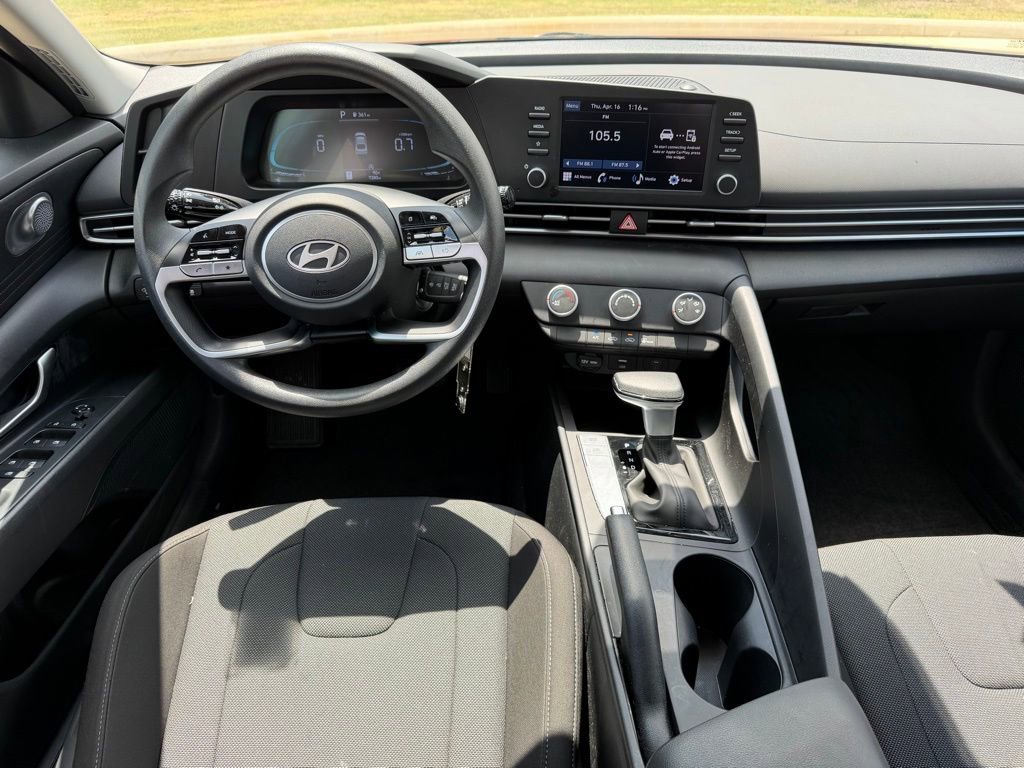 Certified 2025 Hyundai Elantra SE image 16