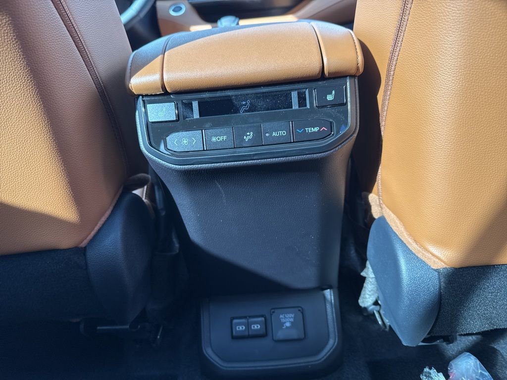New 2025 Toyota Highlander Platinum image 29