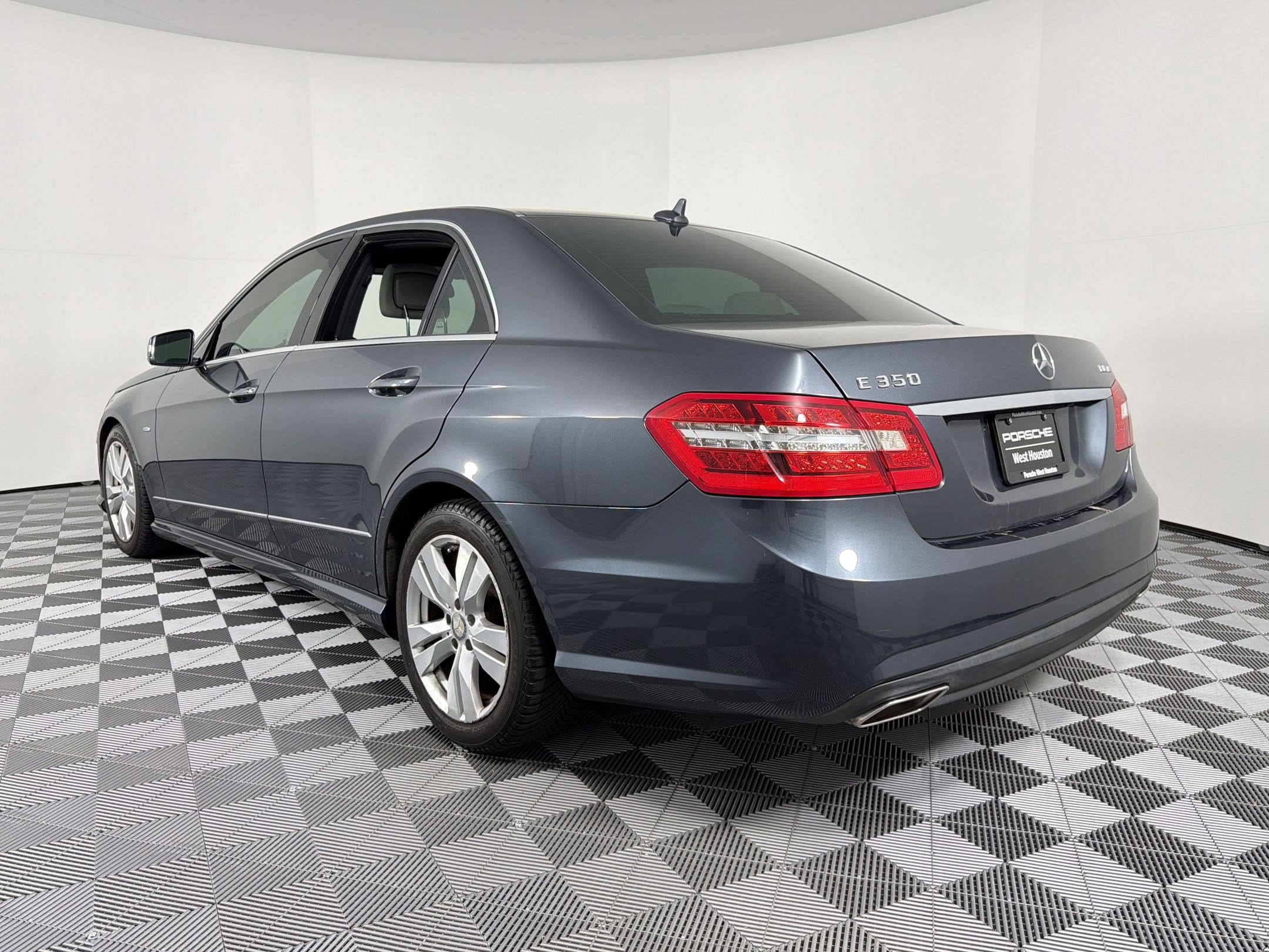 Used 2011 Mercedes-Benz E 350 BlueTEC Sedan image 3