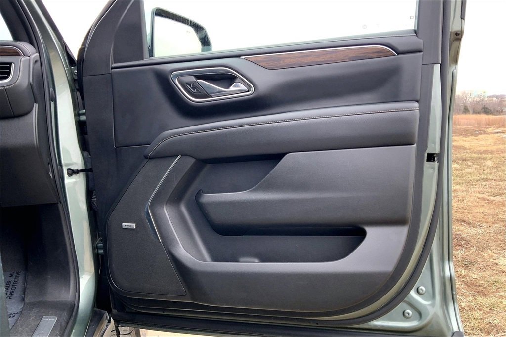 Used 2023 Chevrolet Suburban Premier image 23