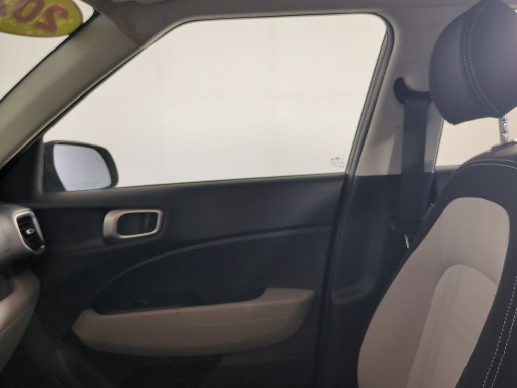 Used 2025 Hyundai Venue SEL FWD image 28