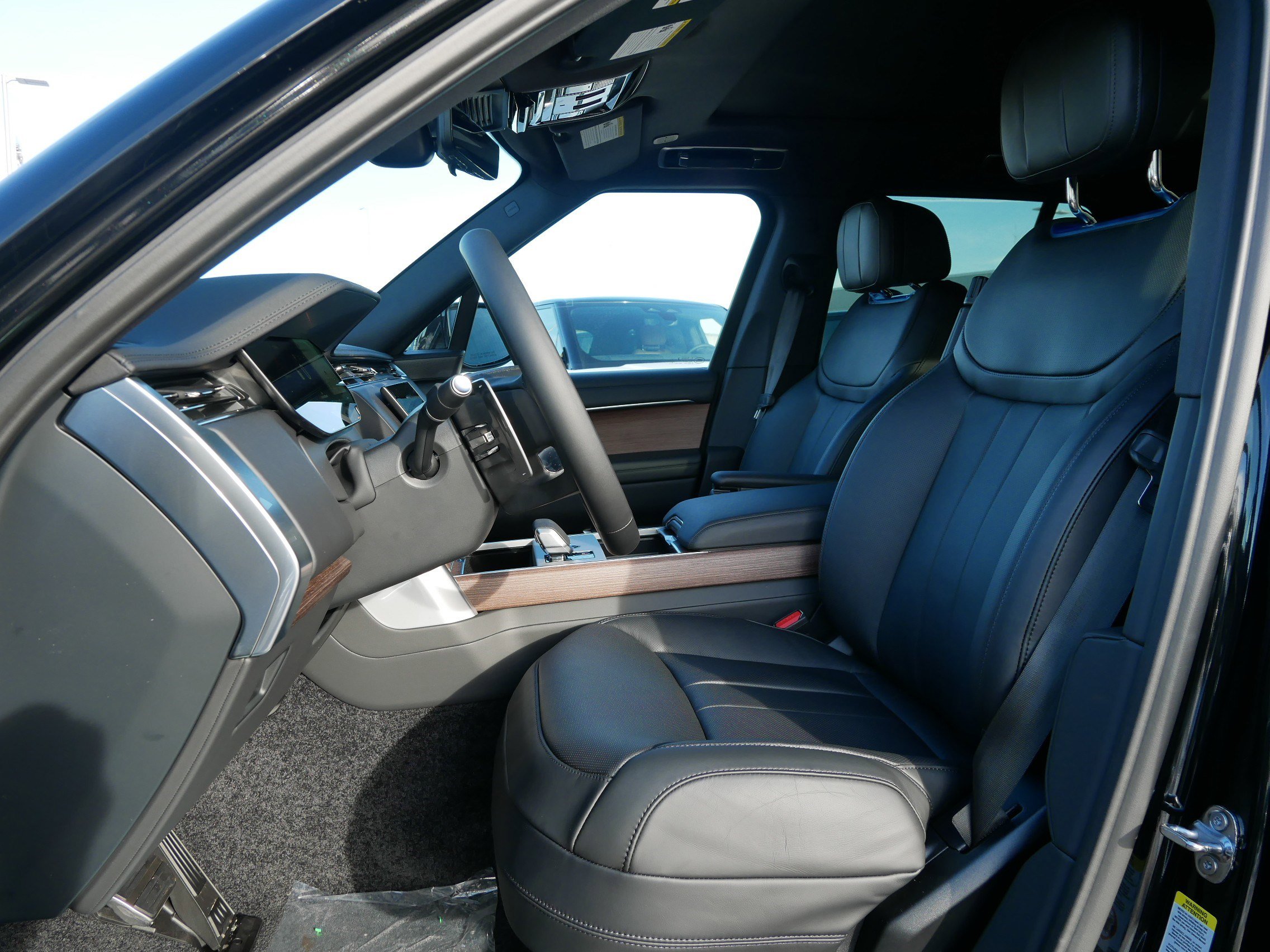 New 2025 Land Rover Range Rover SE image 3