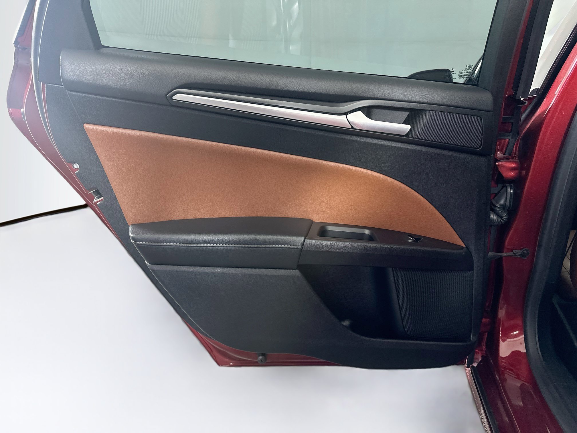 Used 2019 Ford Fusion Energi Titanium FWD image 27
