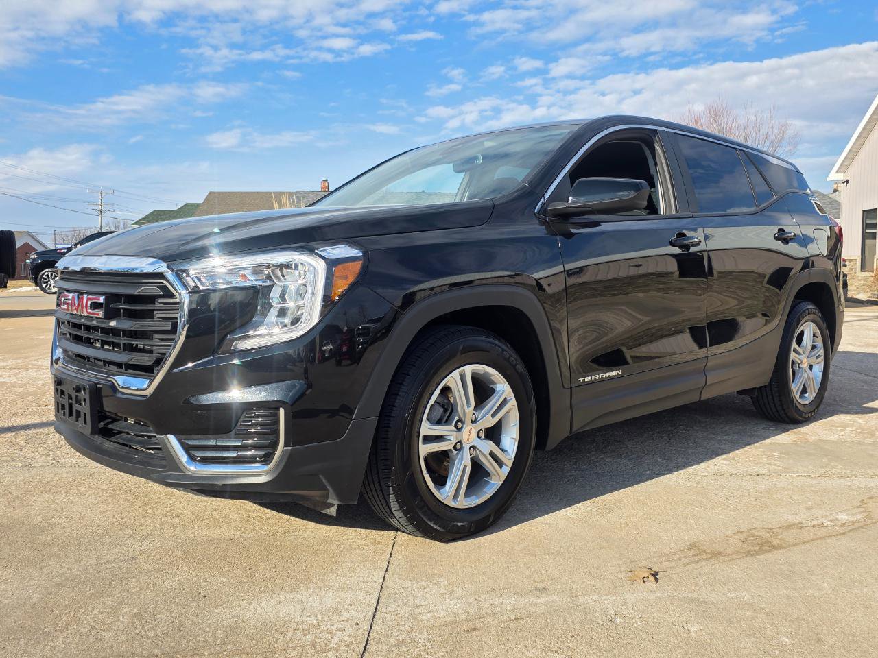 Used 2024 GMC Terrain SLE image 2