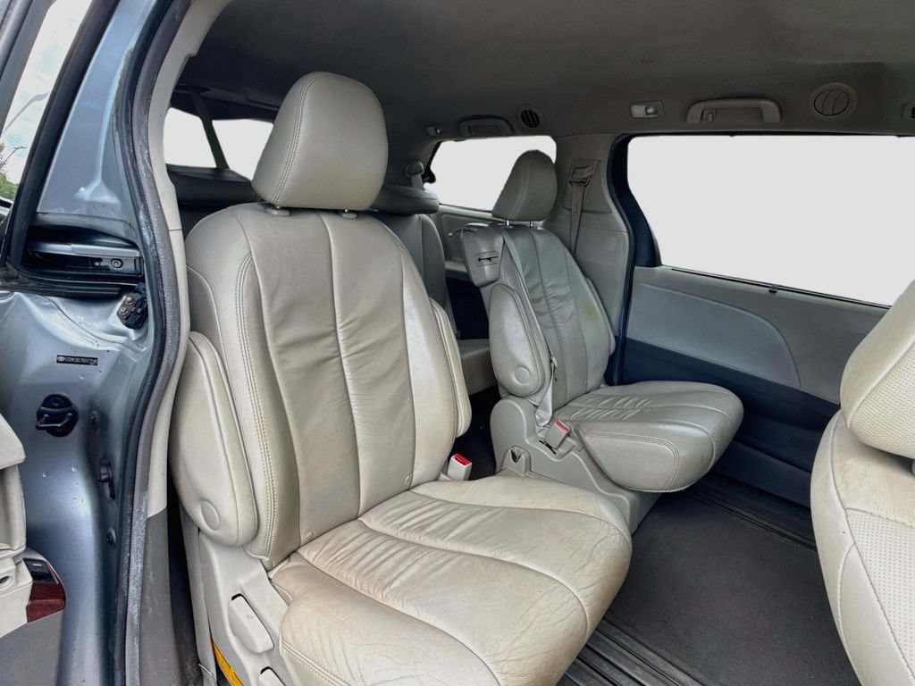 Used 2011 Toyota Sienna XLE FWD image 30