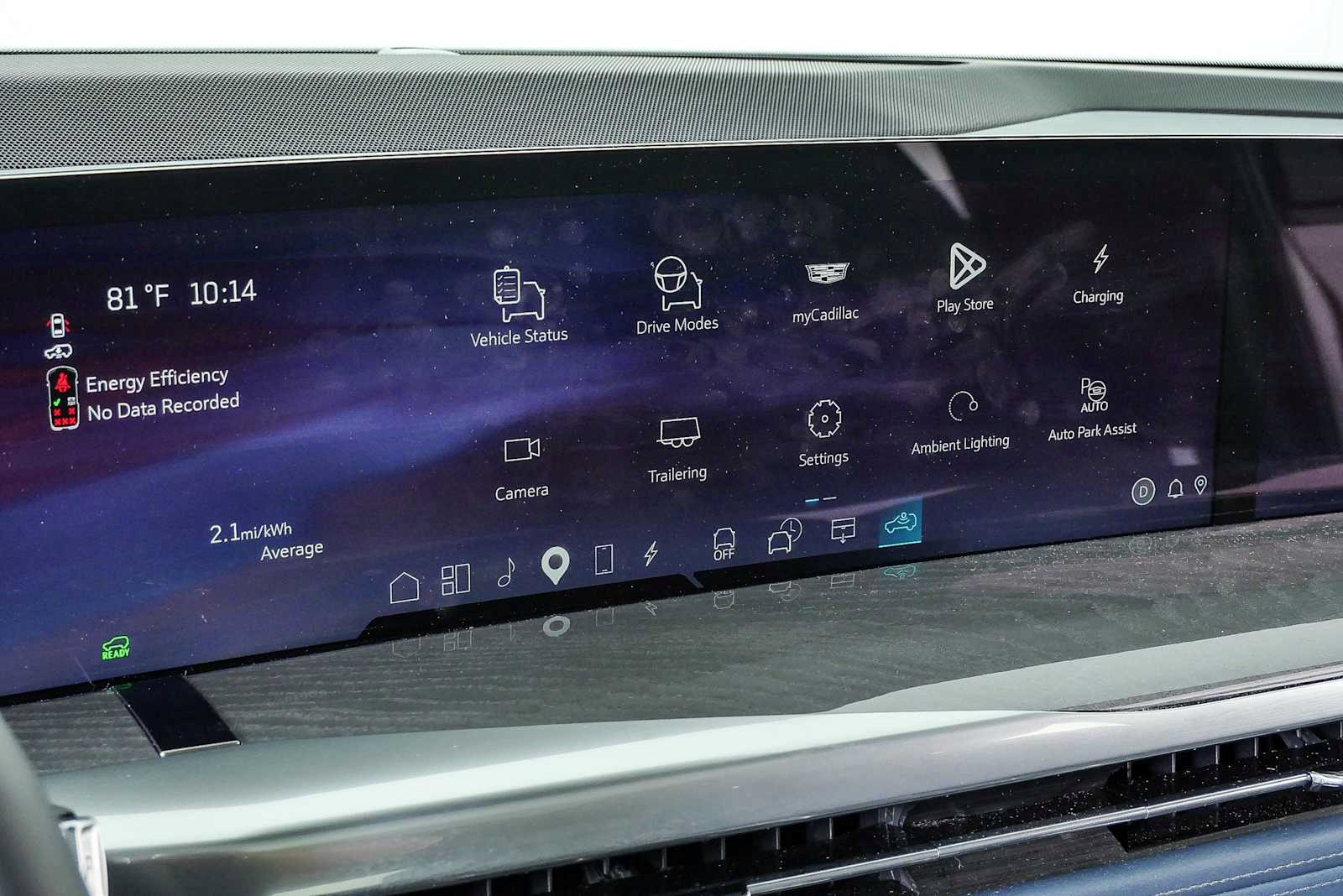 Certified 2025 Cadillac Escalade IQ Luxury 2 w/ LPO, Premium Carpet Package AWD/4WD image 13